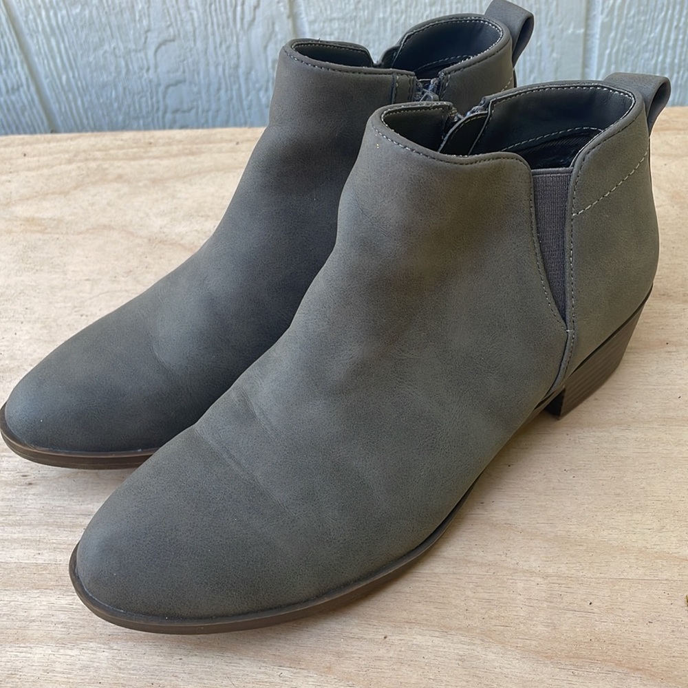 TREASURE and BOND Booties size 4